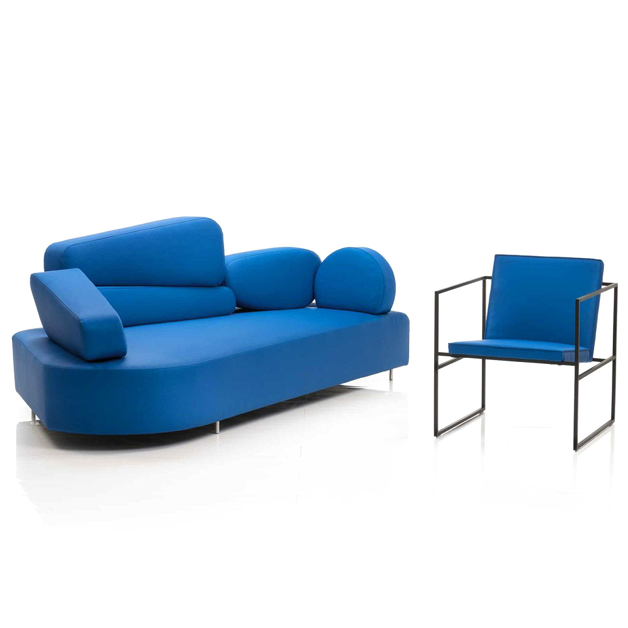 Blaues Sofa der Serie brühl mosspink. Die Sitzbasis ist ungleichmäßig geformet, die Rückenlehne besteht aus vier einzelnen Elementen.