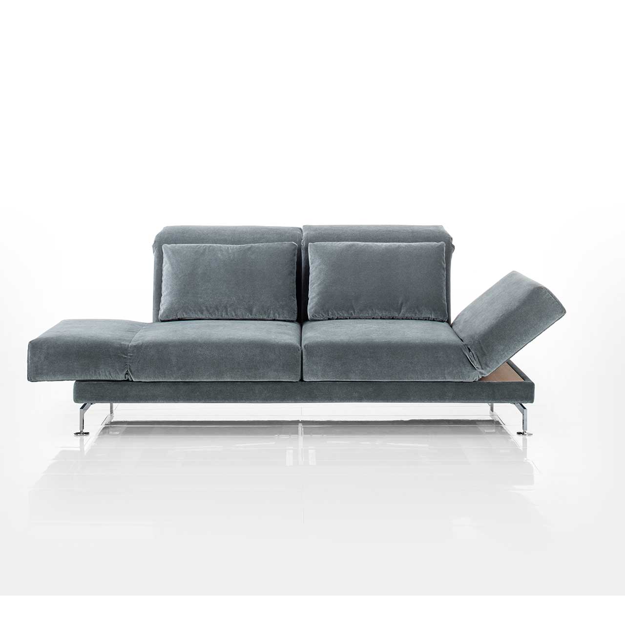 Sofa in grauem Stoff. Die linke Armlehne ist waagrecht abgesenkt, die rechte Armlehne halb abgesenkt. 