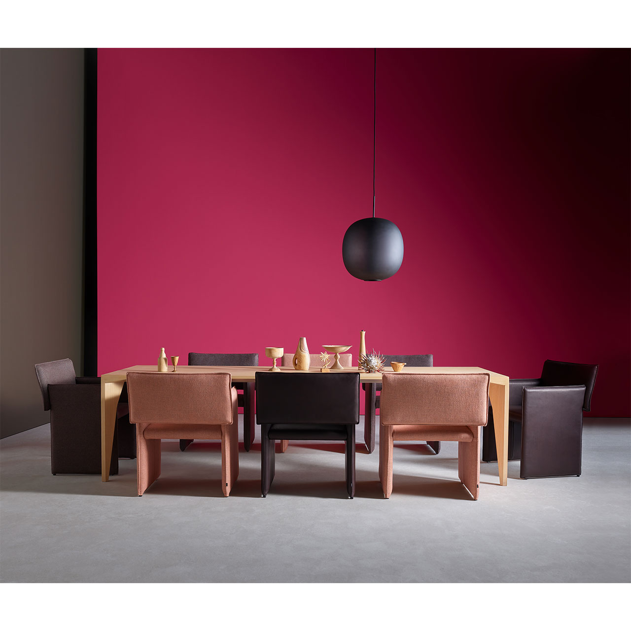 Cor Noto Stühle mit unterschiedlichen Bezügen gruppiert um einen rechteckigen Tisch