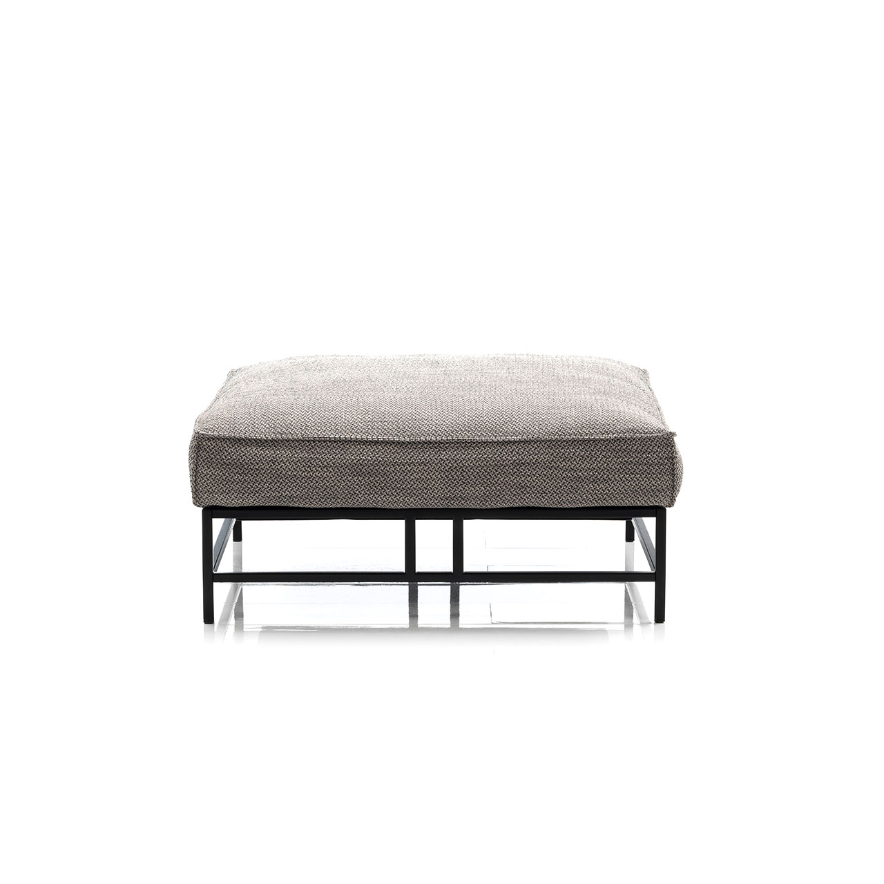 Hocker mit Polster in hellgrauem Stoff und schwarzem Untergestell.