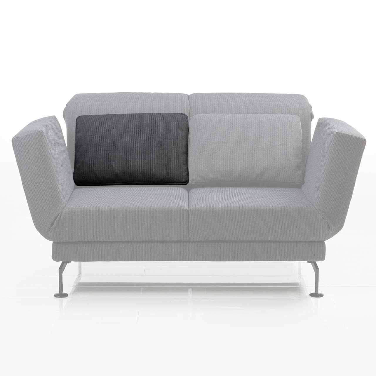 Rechteckiges Kissen in grauem Stoff auf zweisitzigem Sofa.