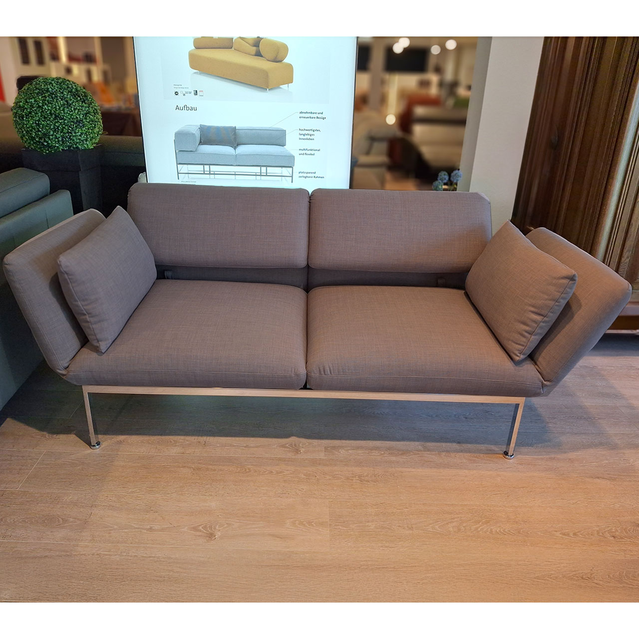 Sofa von brühl mit zwei Drehsitzen.