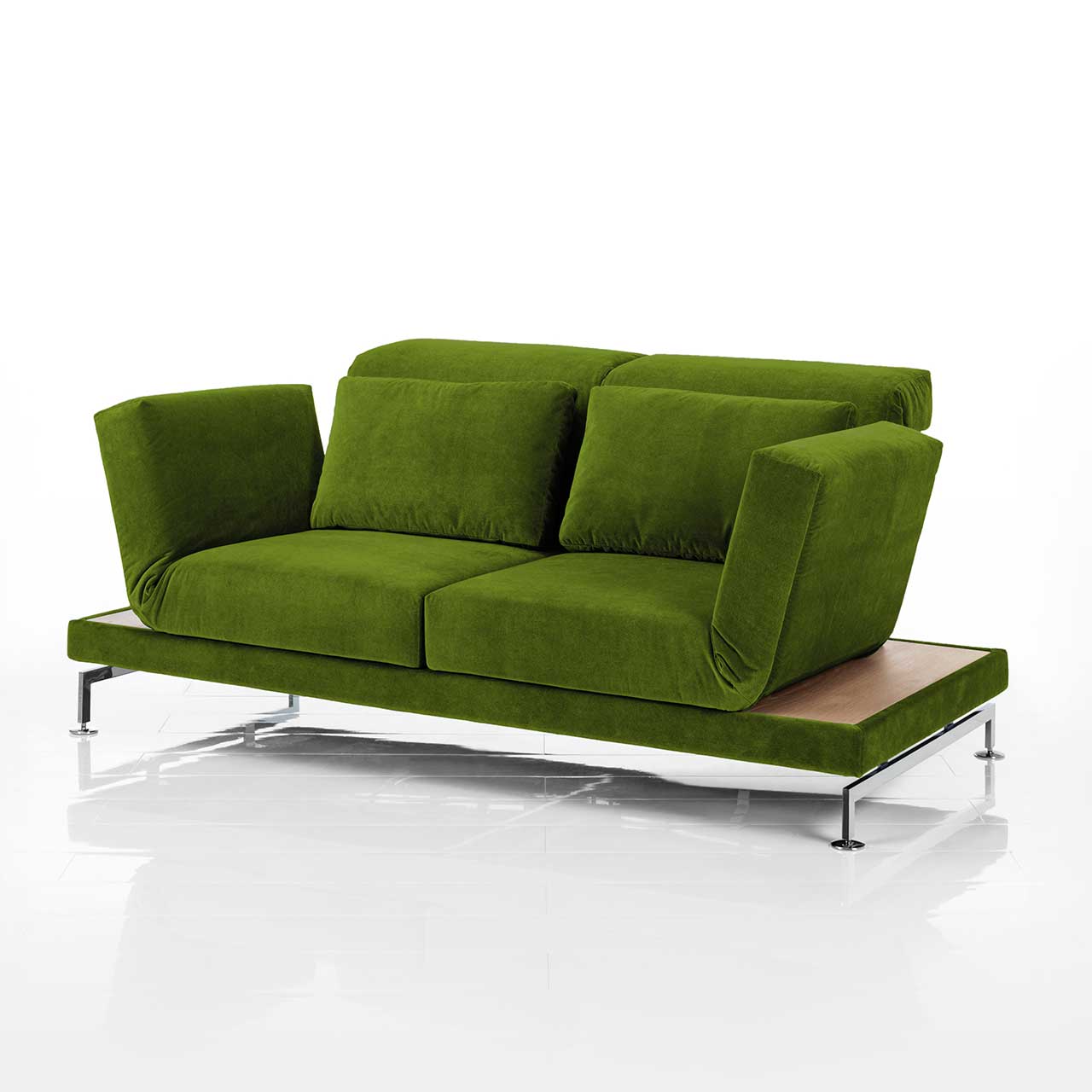 Sofa in grünem Stoff. Rechts und links neben den Armlehnen befinden sich schmale Ablageflächen in hellem Holz.