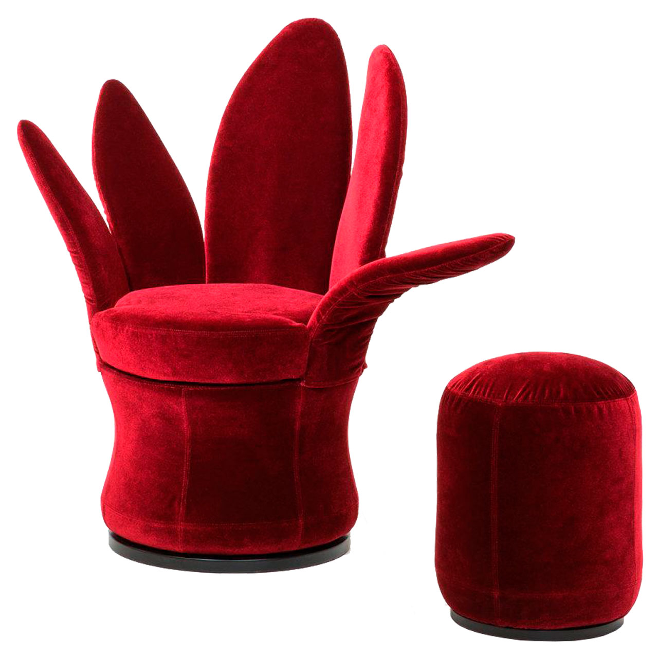 Ein Sessel und ein Hocker in rotem Stoff. Beide Polstermöbel haben einen Drehteller als Basis. Der Sessel hat einen runden Sitz. Die Arm- und Rückenlehnen bestehen aus fünf blattartige Elementen, so dass sie an Blütenblätter erinnern.