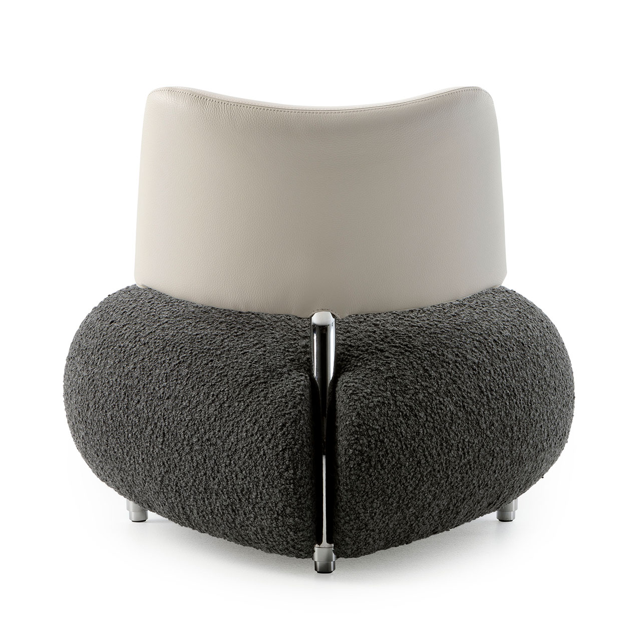 Die Ansicht von hinten zeigt die chromfarbige Halterung der Lehne.