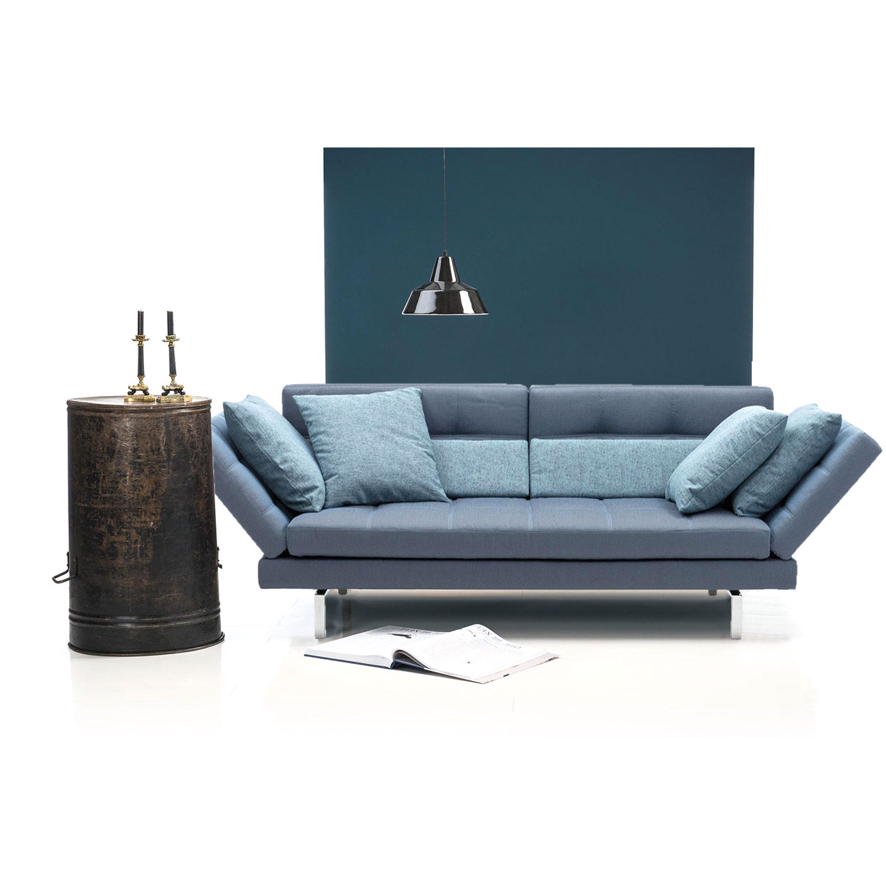 Hellblaues Sofa mit schmalen, hohen Armlehnen.