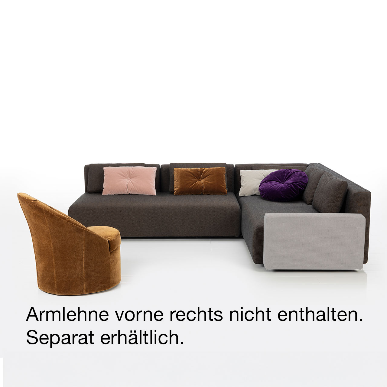 Bodennahes braunes Eckofa. Die Armlehne an der kurzen Seite des Sofas ist ausgegraut. Darunter steht: „Armlehne vorne rechts nicht enthalten. Separat erhältlich.“