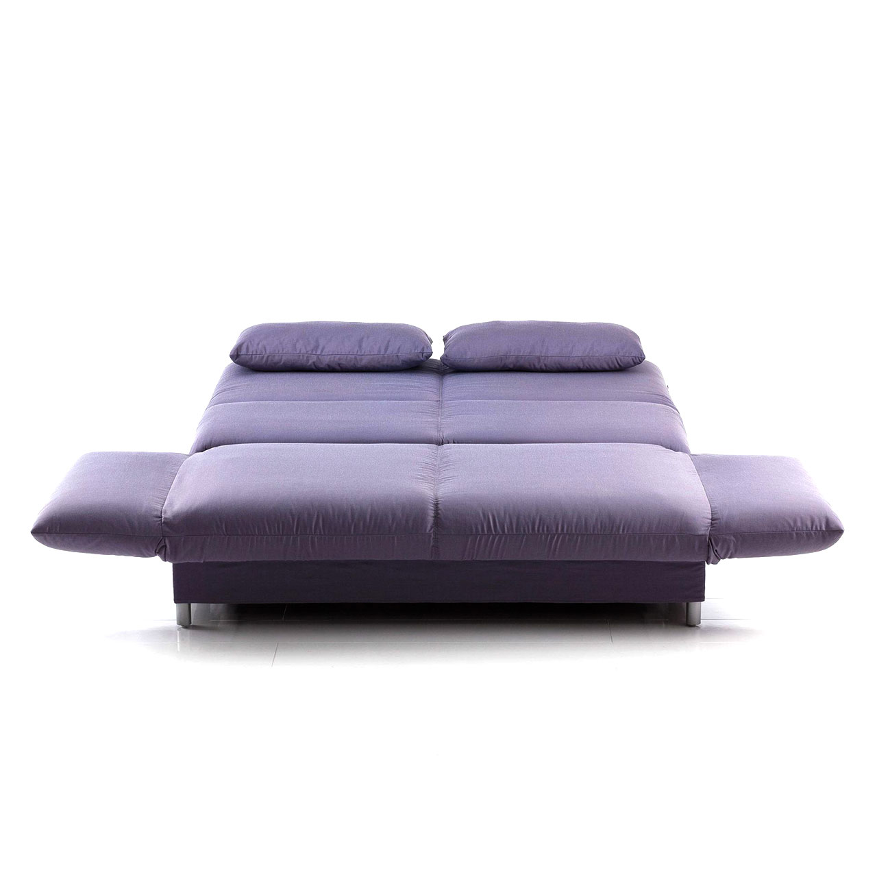 Ein zu einer Liegefläche ausgeklapptes Bettsofa in einem violetten Stoff.