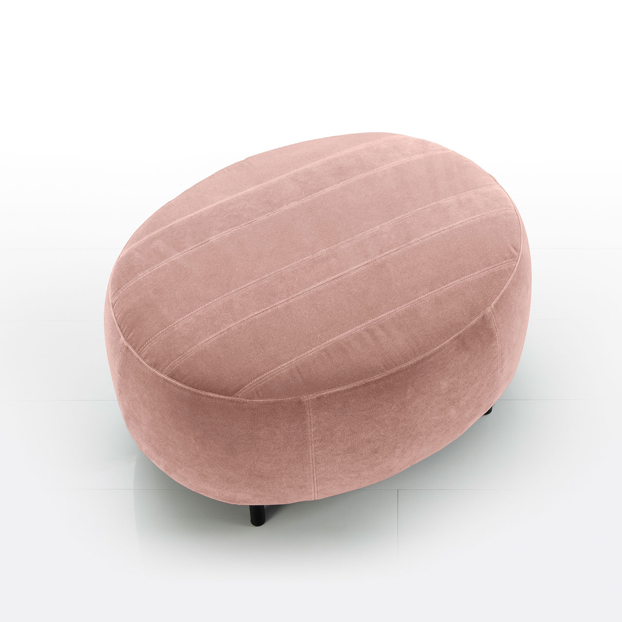 Ovaler Hocker. Die Sitzfläche ist mit parallelen Nähten in altrosa Stoff gearbeitet.