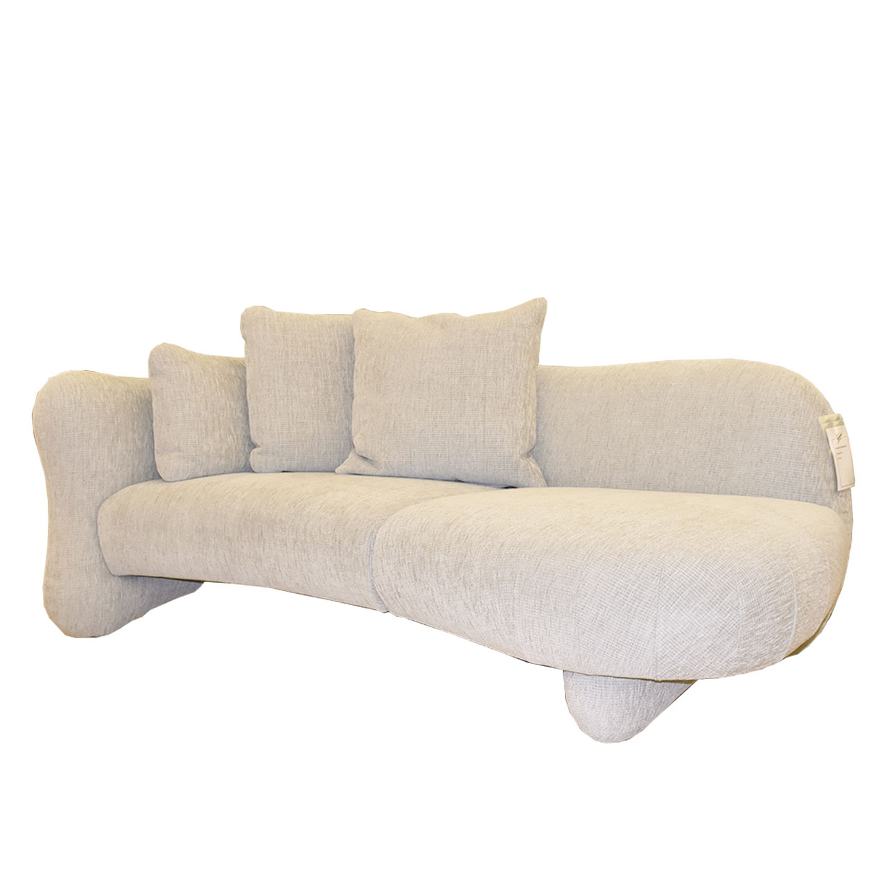 Geschwungenes Openend mit Armlehne links in cremeweiß mit 3 Kissen.
