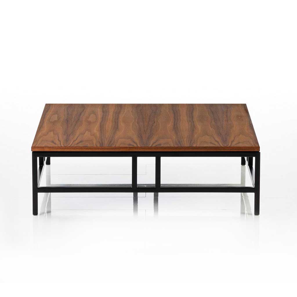 Quadratischer Wohnzimmertisch mit schwarzem Untergestell und Tischplatte in dunkler Eiche.