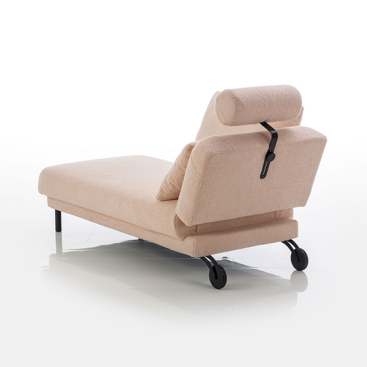 Zu sehen ist die Rückseite des höhenverstellbaren Kopfteils einer Recamiere. Eine separate Kopfstütze mit L-förmiger Halterung ist mit einem Schraubknopf am Kopfteil befestigt. 