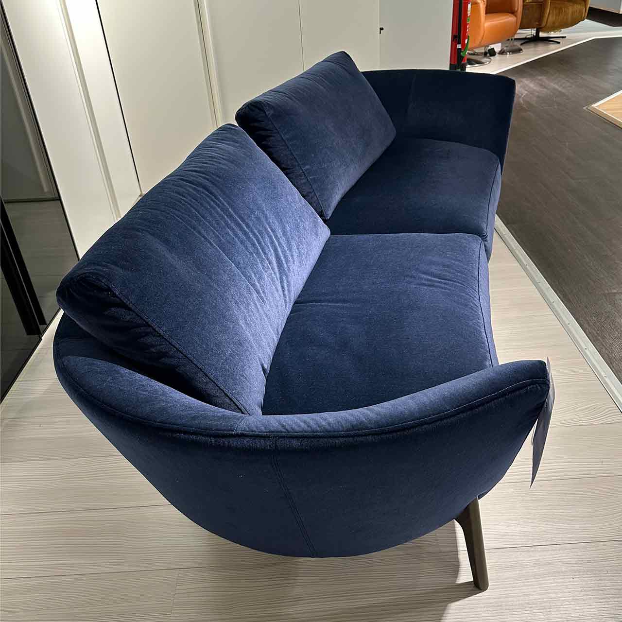 Gleiches Sofa von der Seite, so dass gekrümmte Seitenlehne sichtbar ist
