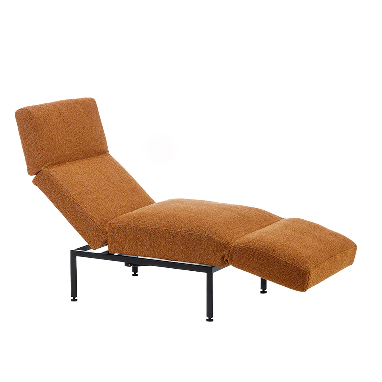 Der Multifunktionssessel der Serie roro small spring mit einer Armlehne links in orange-braunem Stoff in Relaxposition.