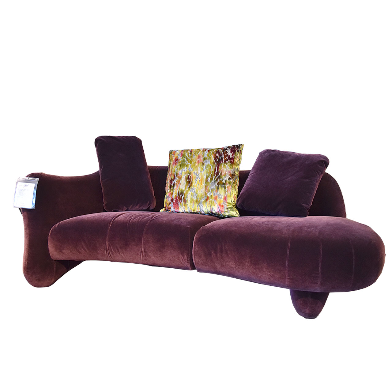 Geschwungenes Openend mit Armlehne links in aubergine mit 3 Kissen.