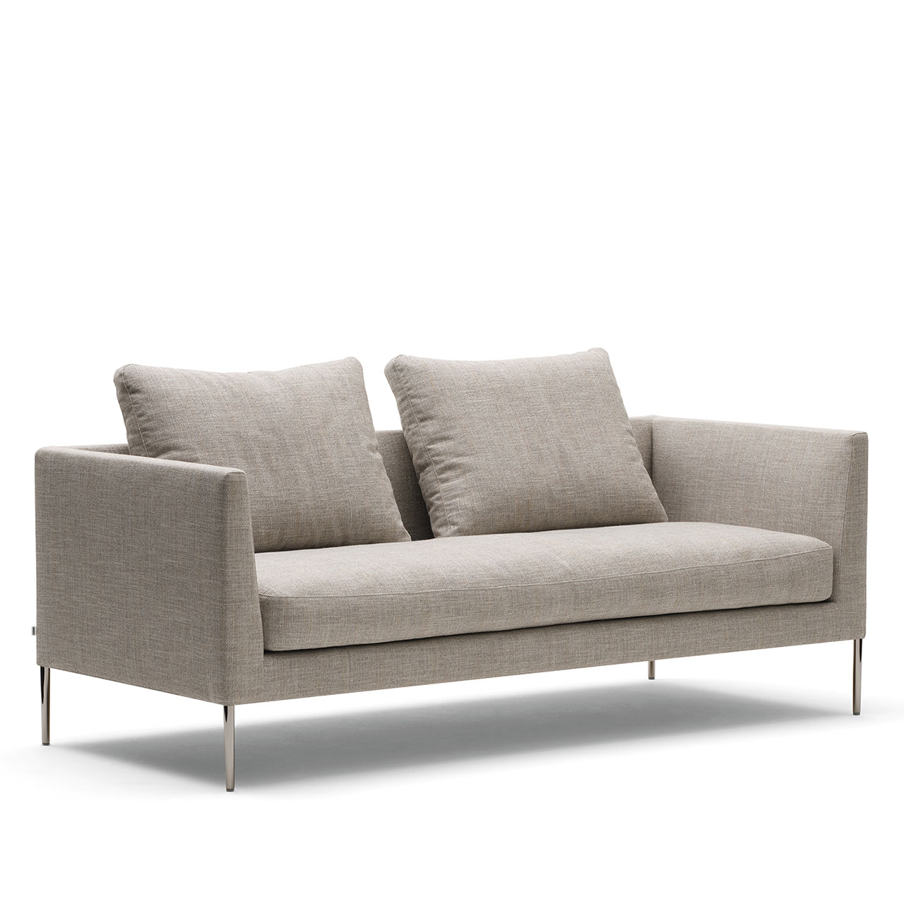Sofa mit grauem Stoffbezug auf hohen Chrom-Füßen mit zwei rechteckigen kissen