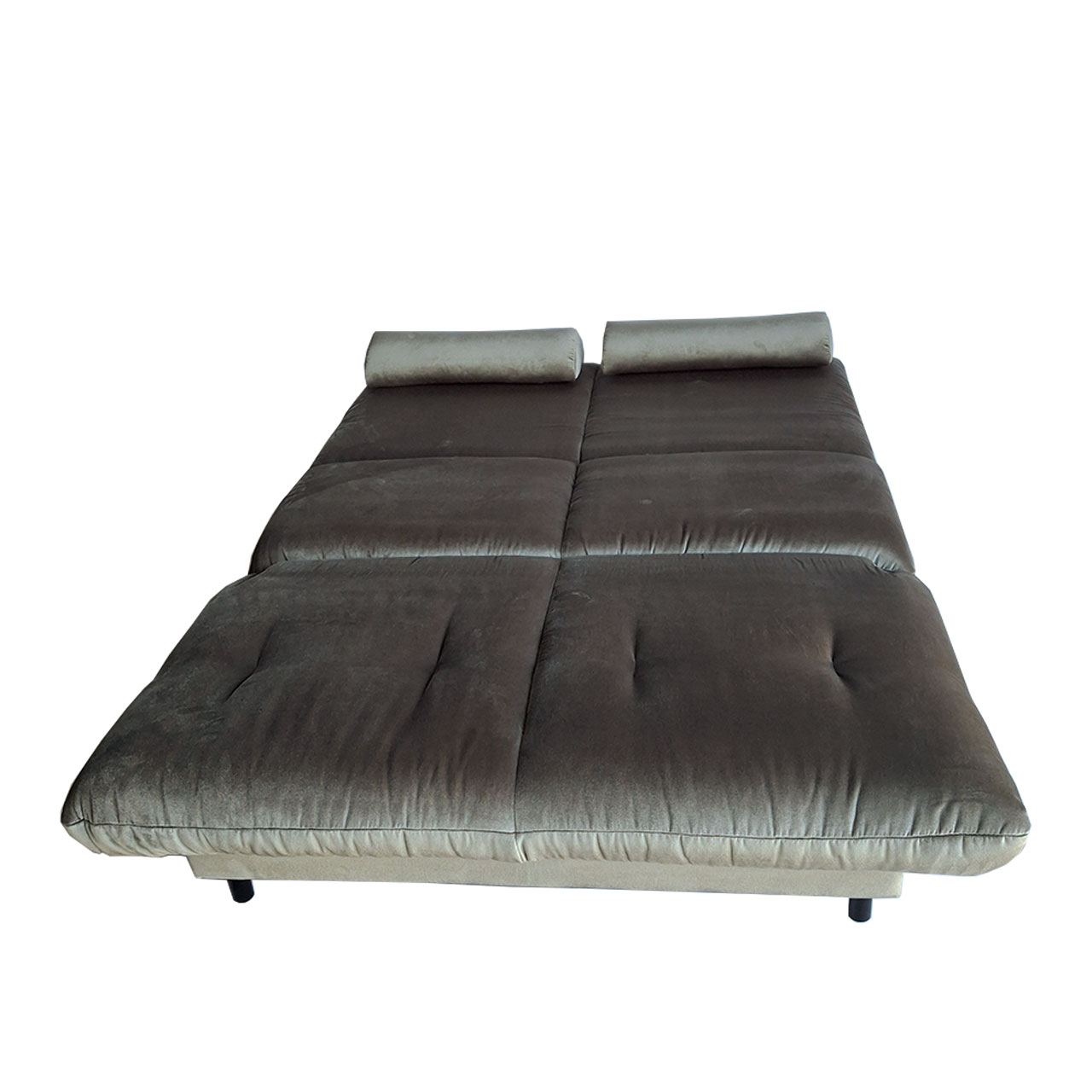 Schlafsofa in grauem Velourstoff mit zwei schmalen Kissen zur Liegefläche ausgezogen.
