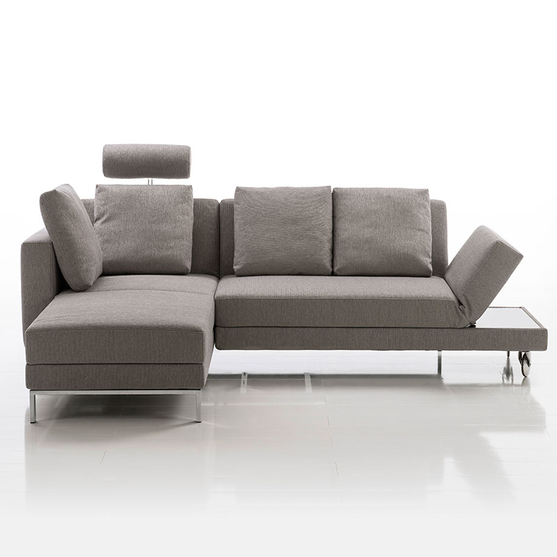 Braune Eckgarnitur aus Longchair links und Anstellsofa rechts.