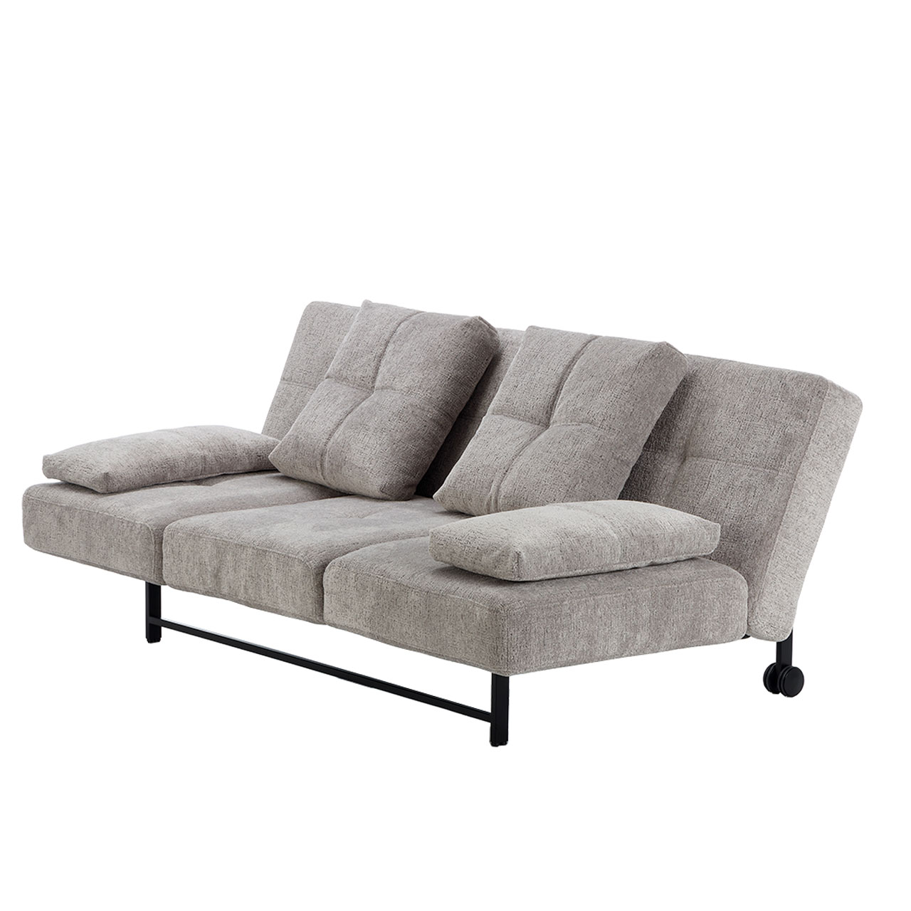 Schräge Sicht auf ein Sofa in einem hellen Karamellton. Das Sofa hat ein chromfarbenes Untergestell mit Rollen hinten. Auf dem Sofa stehen zwei quadratische Kissen. Seitlich liegen zwei schmale rechteckige Kissen als Armlehnen.