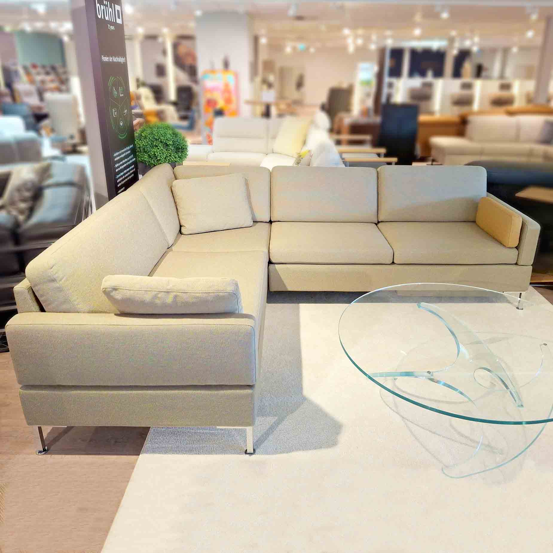 Ecksofa von brühl in hellem Stoff.