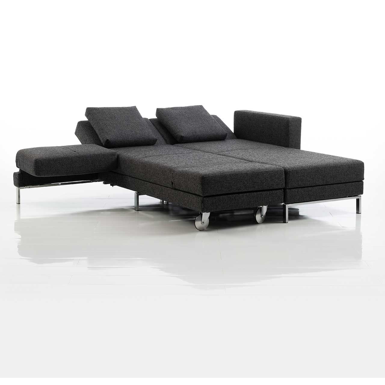 Eckgarnitur. Der Longchair wurde umgeschwenkt und steht parallel zum Anstellsofa, so dass eine Liegefläche entsteht.