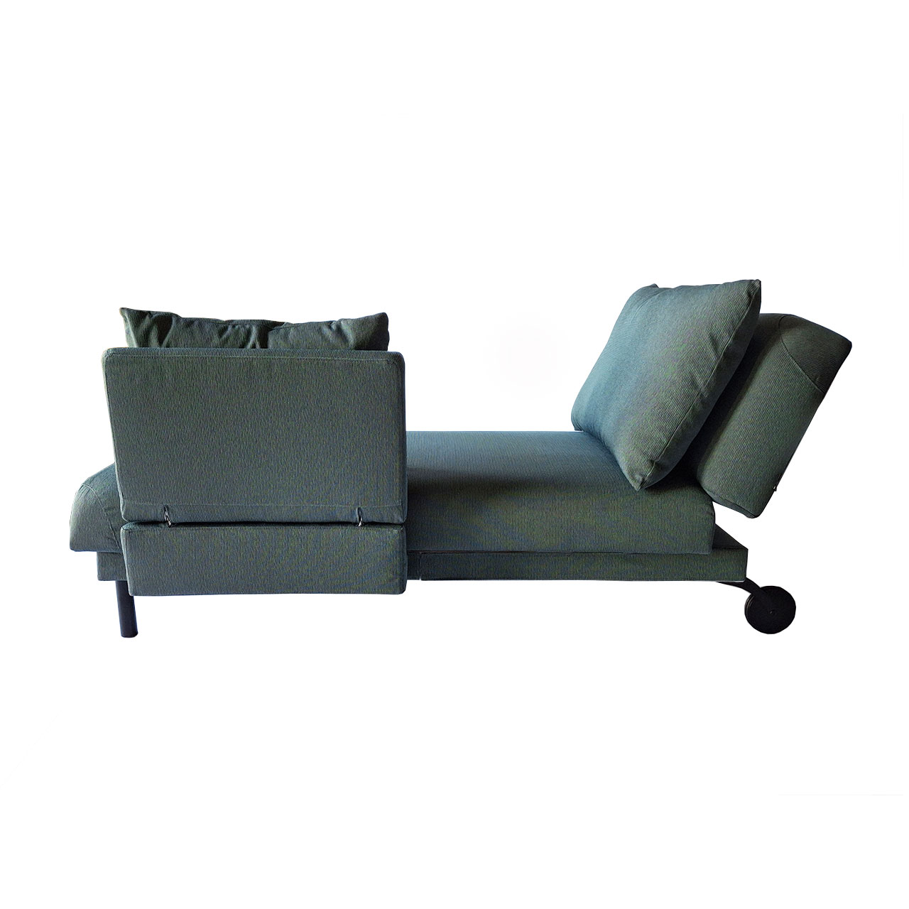 Rückansicht auf Recamiere der Serie tam von brühl in dunkelgrünem Stoff mit verschiebbarer Armlehne.