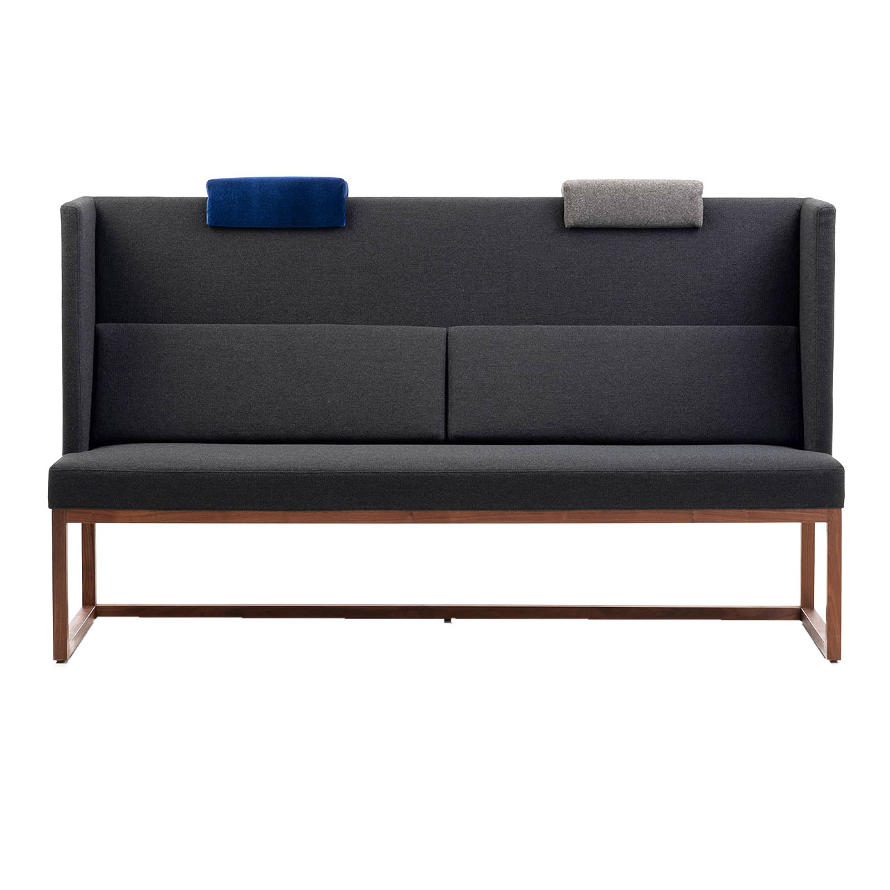 Graue Polsterbank mit hoch geschlossenen, kurzen Seiten und hoher Rückenlehne.