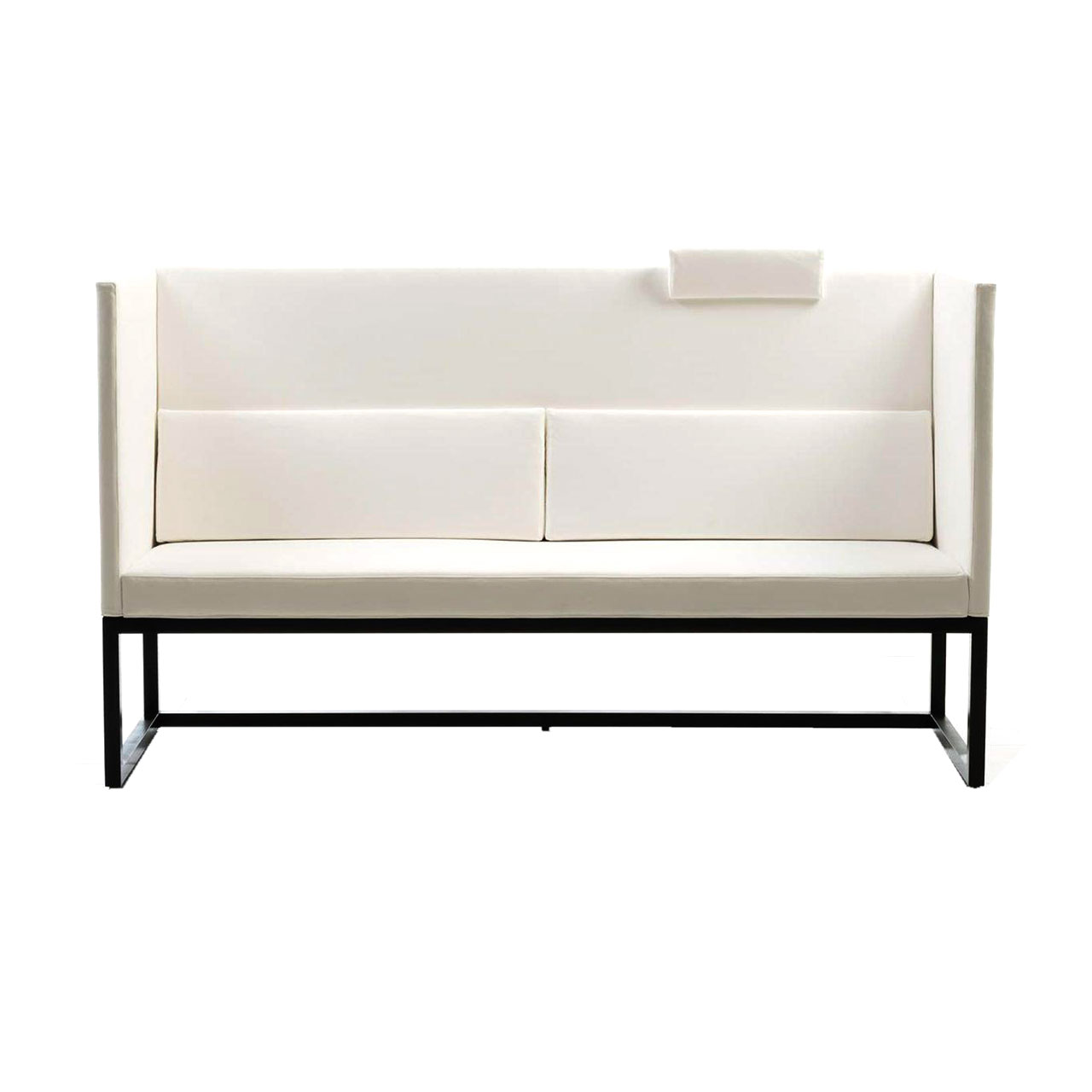 Weiße Polsterbank mit hoch geschlossenen Seiten und hoher Rückenlehne.