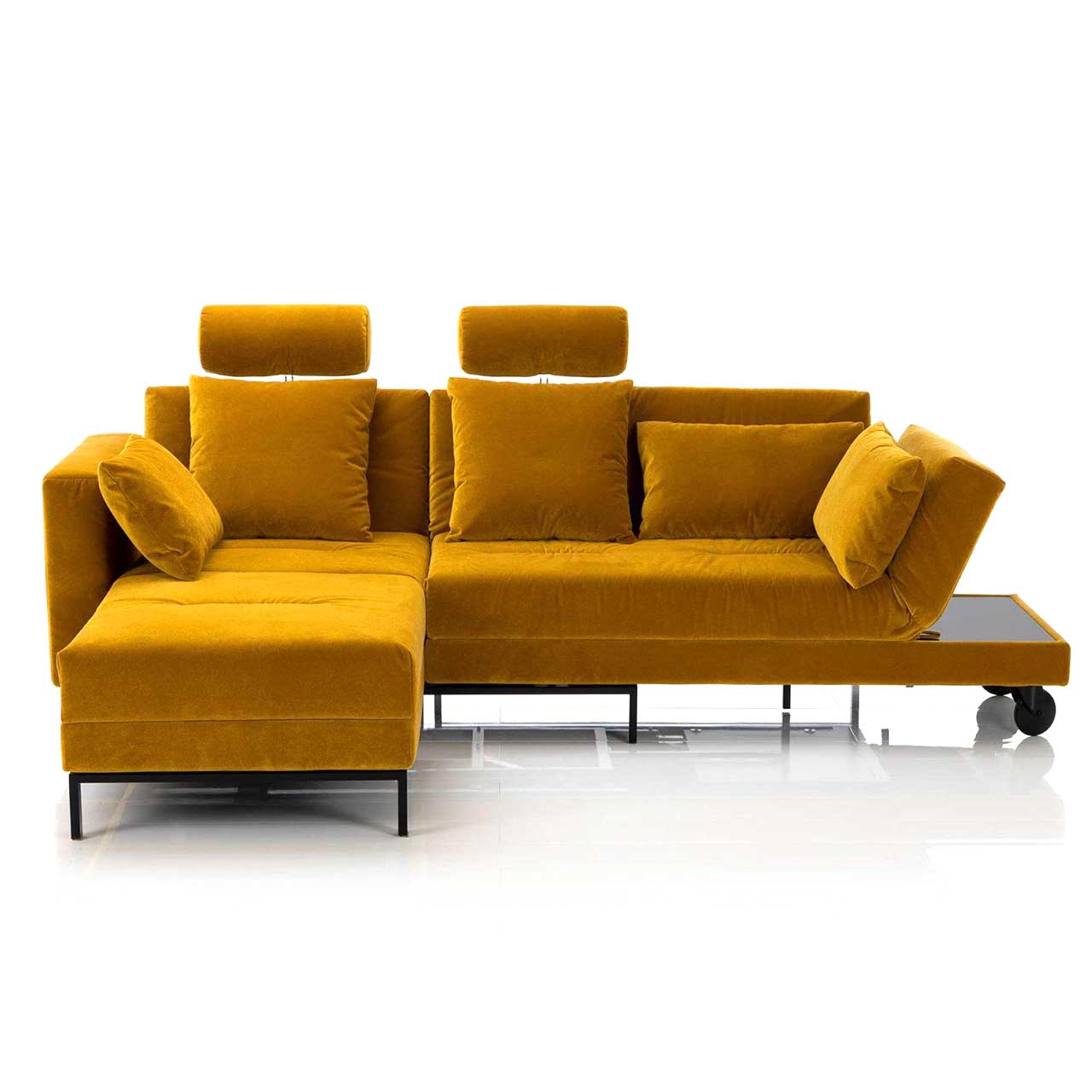 Eckgarnitur in gelbem Stoff mit schwenkbarem Longchair rechts.