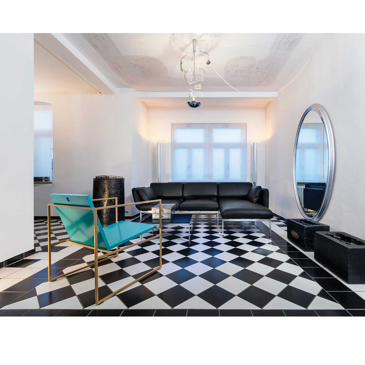 Eckgarnitur der Serie roro medium classic mit Longchair rechts und Anstellsofa links in schwarzem Leder.