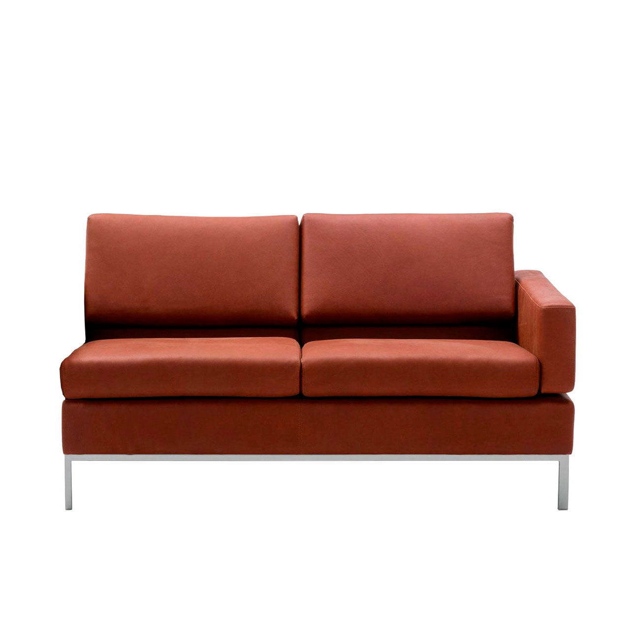 Rotbraunes Anstellsofa mit zwei Sitzplätzen und Untergestell in chrom glänzend mit Armlehne rechts.