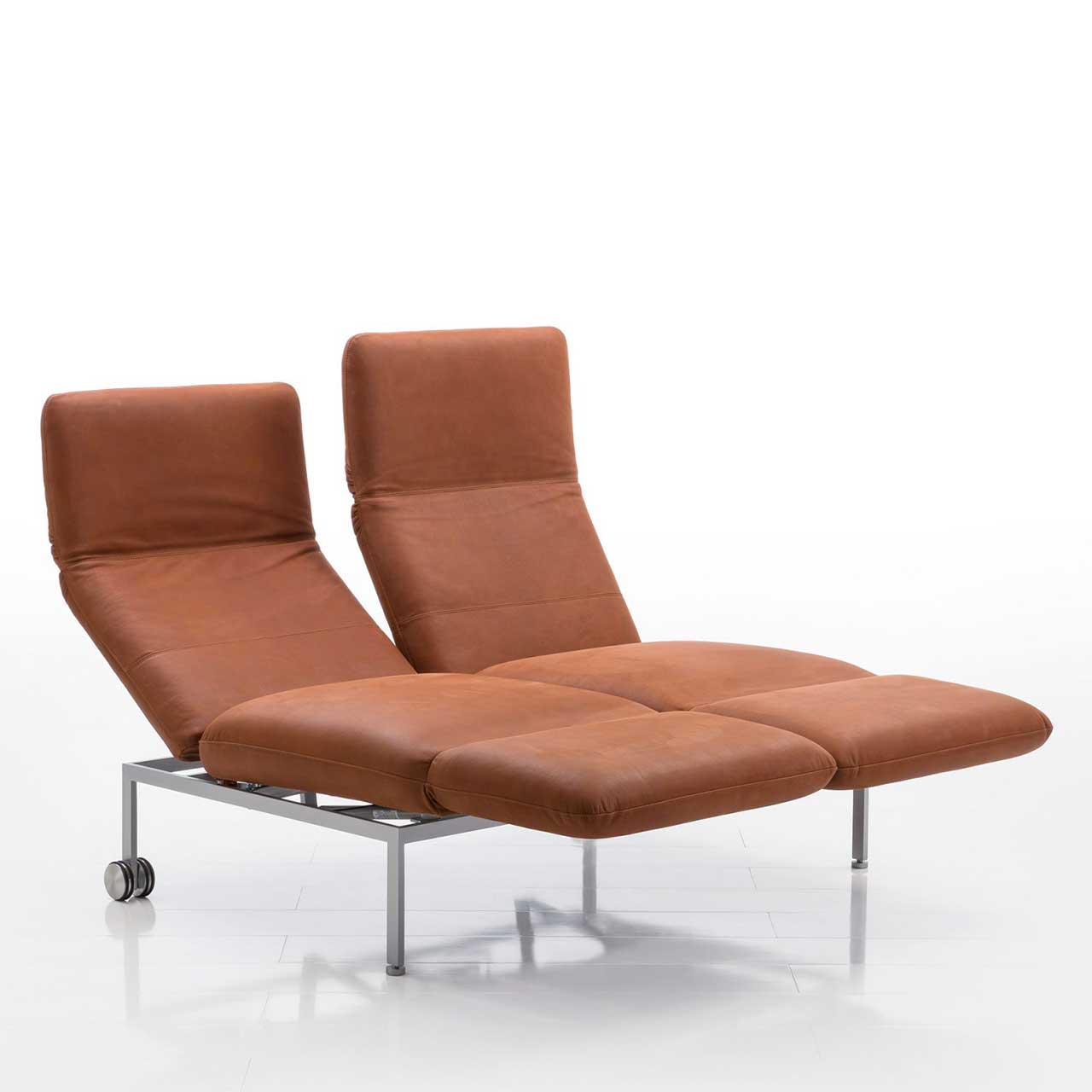 Zweisitziges Sofa der Serie roro small classic in braunem Leder, beide Sitze zur Relaxposition umgeschwenkt.