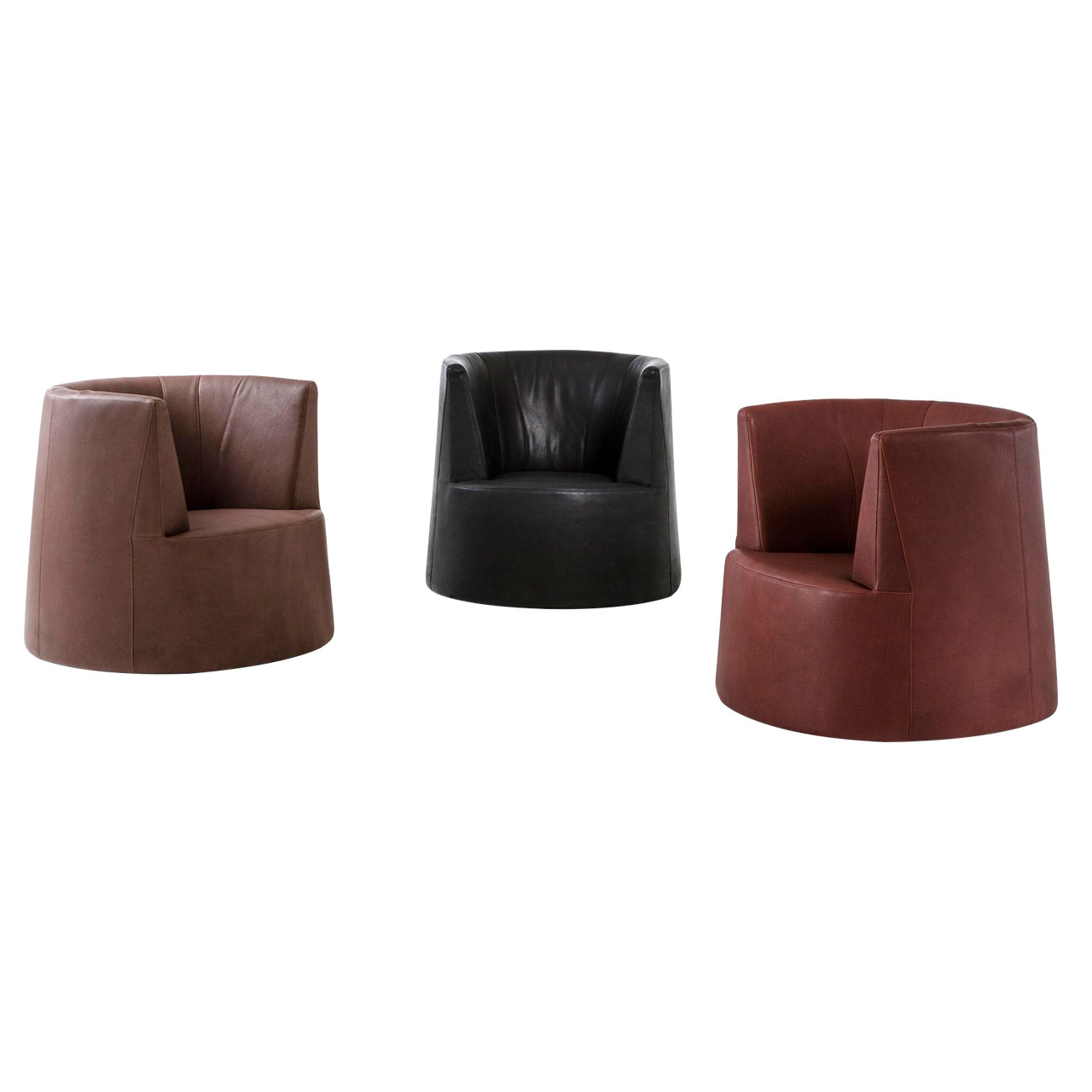 Drei Ledersessel in hellbraun, schwarz und dunkelbraun stehen beieinander.