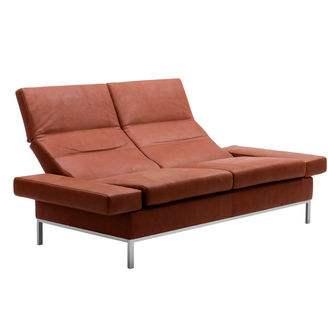 Rotbraunes Ledersofa mit Untergestell in chrom glänzend. Die  Armlehnen sind in die Waagrechte abgeklappt, die Rückenlehnen halb abgesenkt.