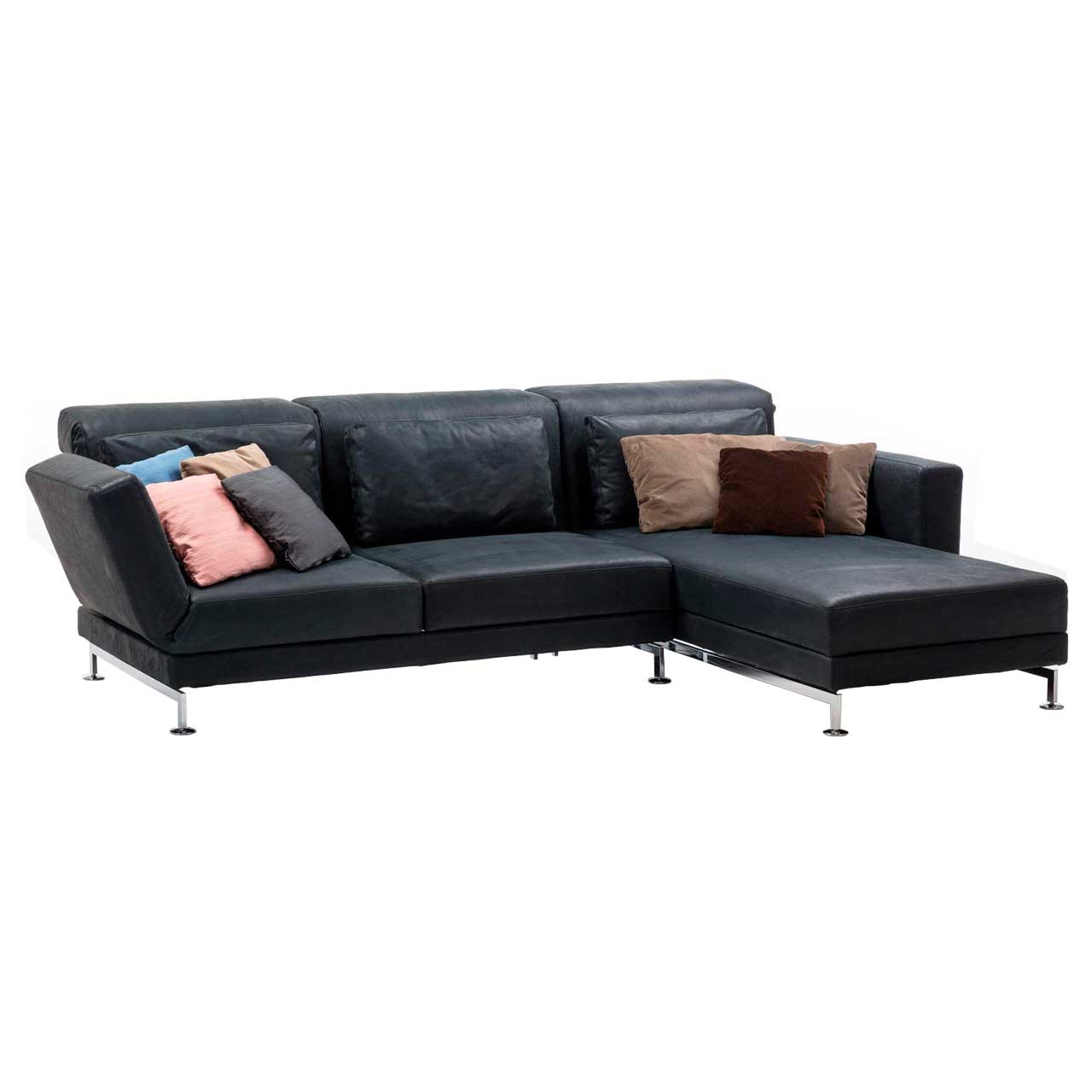 Eckgarnitur von brühl moule small in schwarzem Leder mit Longchair rechts, dekoriert mit sehr vielen bunten Kissen.