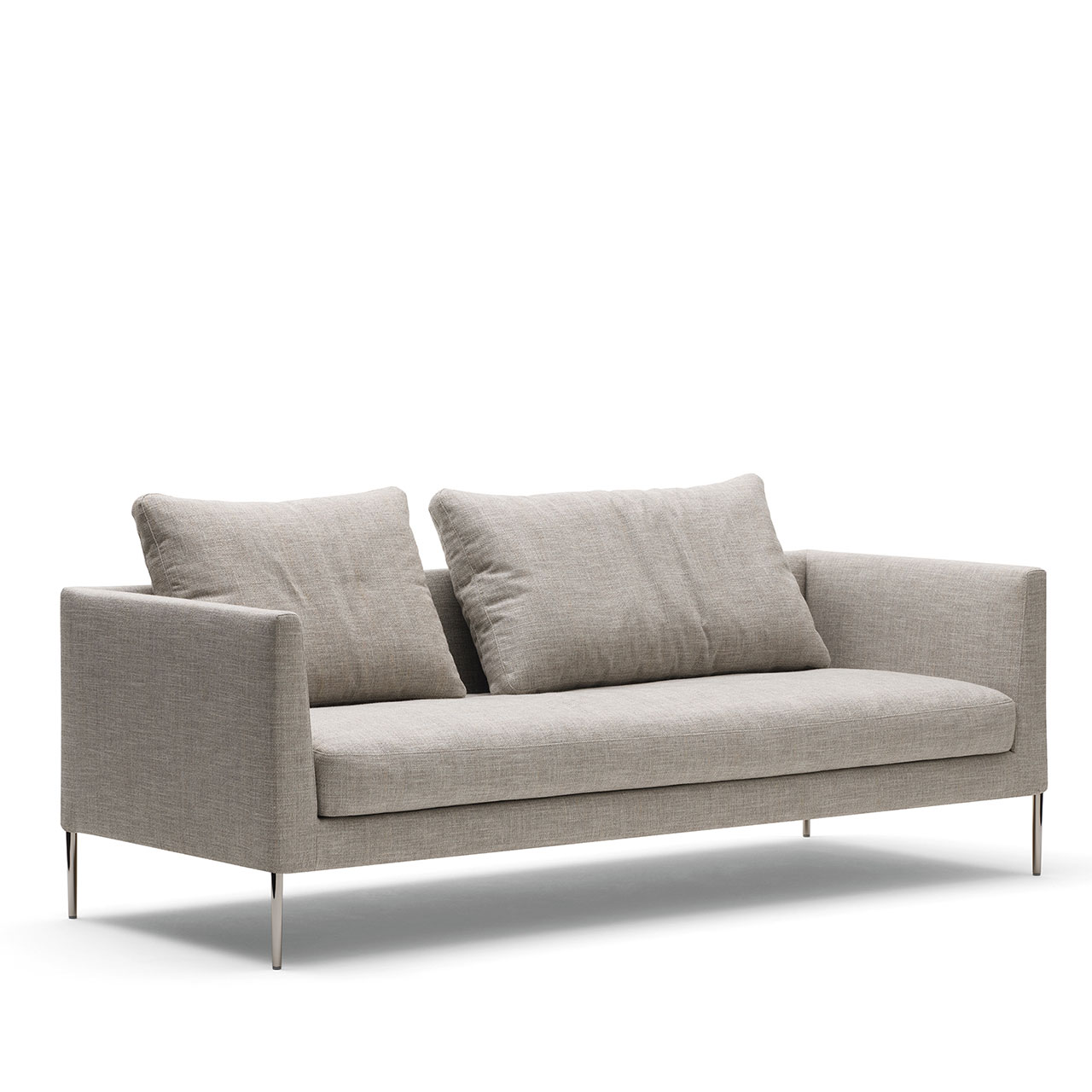 Breites Sofa aus grauem Stoff auf hohen Füßen mit einem breiten und einem normalen Kissen