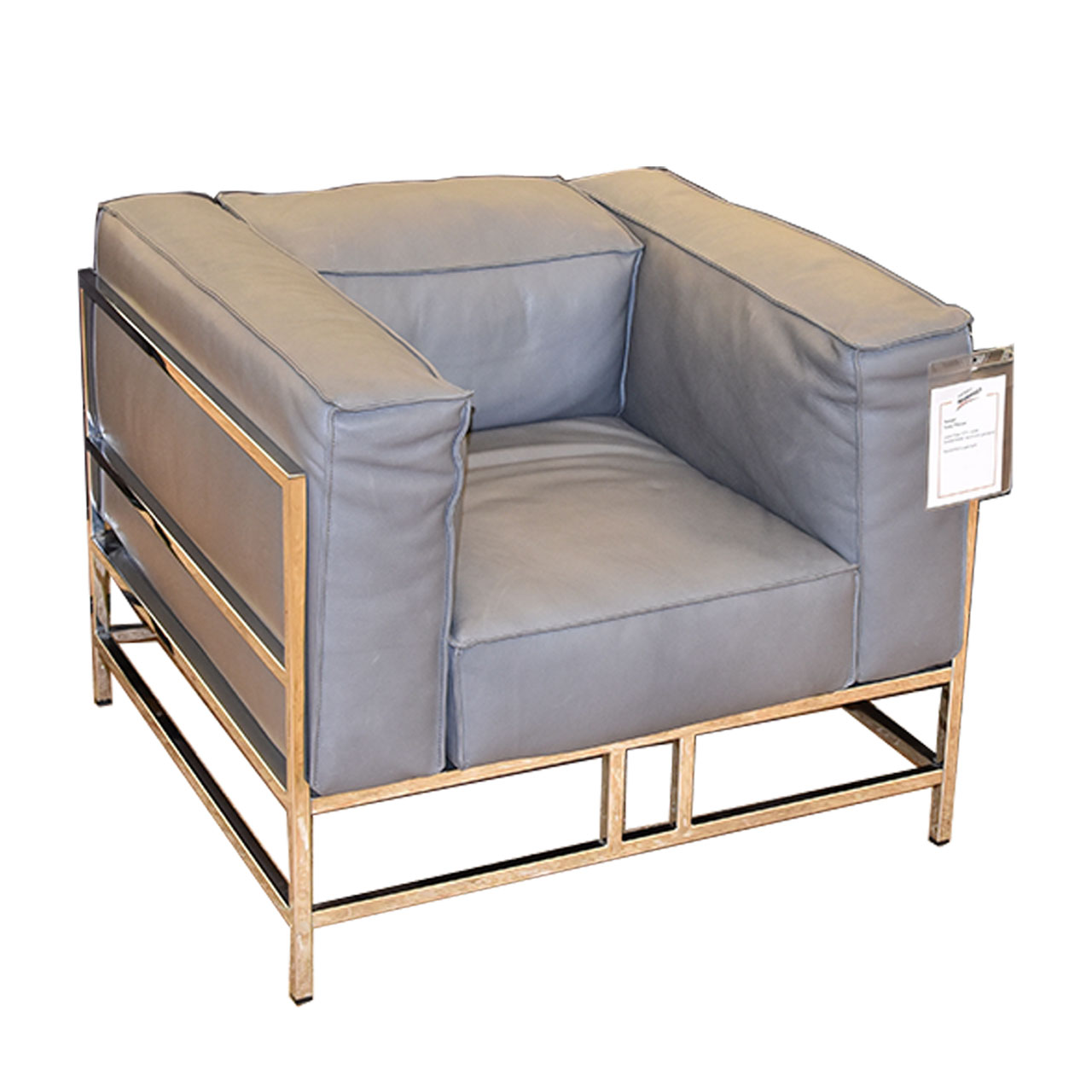 Ledersessel in grauem Leder. Das Gestell ist Metall glänzend.