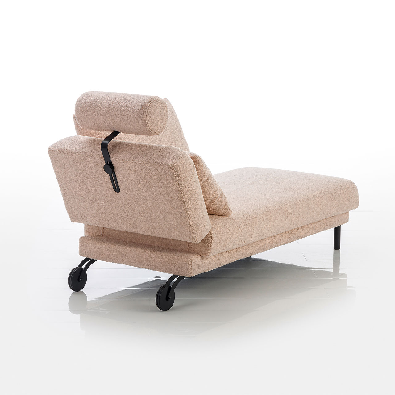 Zu sehen ist die Rückseite des höhenverstellbaren Kopfteils einer Recamiere. Eine separate Kopfstütze mit L-förmiger Halterung ist mit einem Schraubknopf am Kopfteil befestigt. 