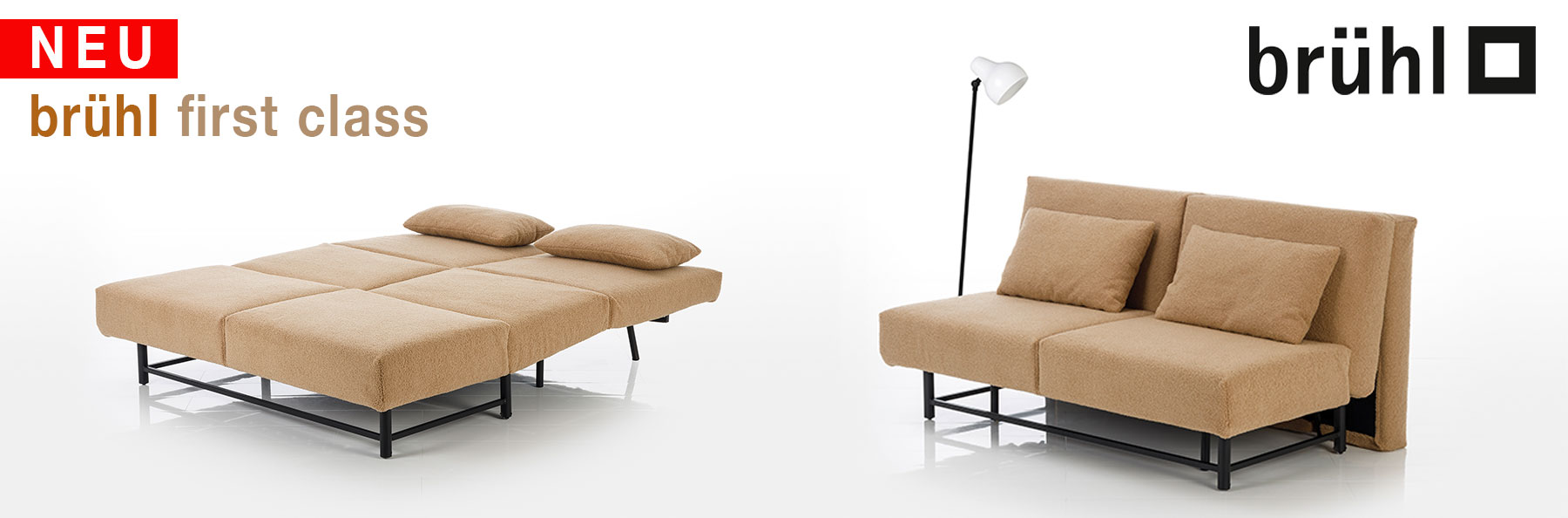 Bettsofa in beigem Stoff. Einmal ausgezogen zur Liegefläche und einmal als Bettsofa. Schriftzug: Neu brühl first class.