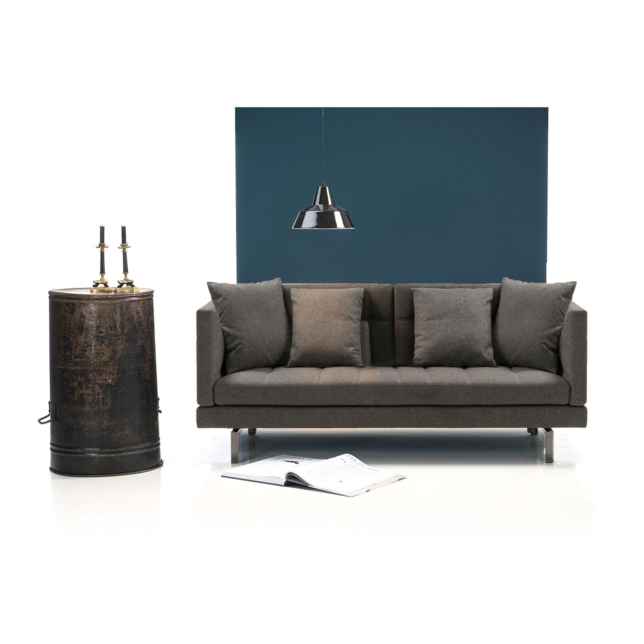 Dunkelbraunes Sofa mit schmalen, halbhohen Armlehnen.