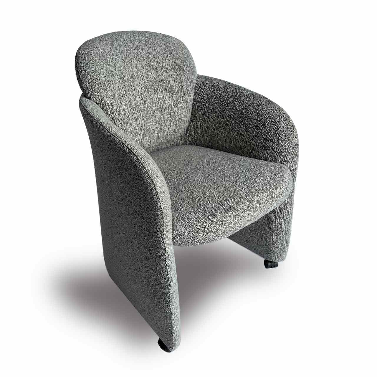 Sessel mit grauem Stoffbezug auf vier schwarzen Rollen