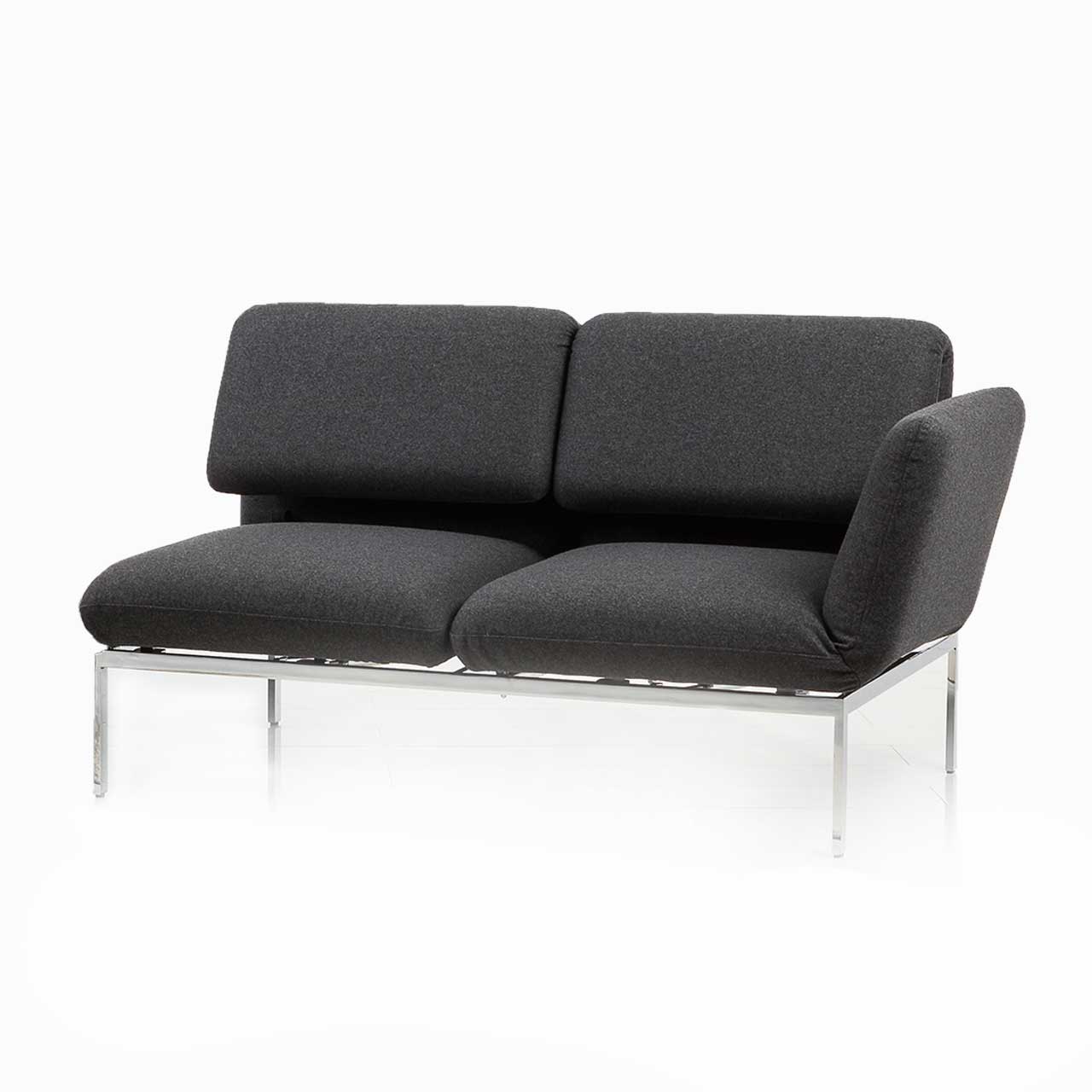 Das Anstellsofa der Serie roro small classic mit zwei Sitzplätzen und Armlehne rechts in schwarz.