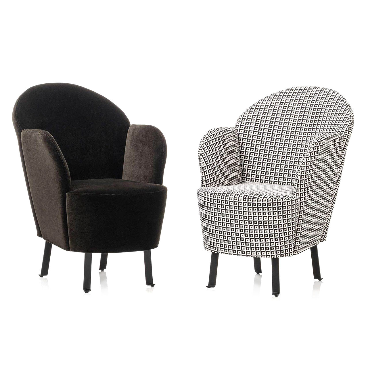 Zwei Sessel mit Füßen aus schwarzem Flachstahl. Die Bezüge sind schwarz und schwarz-weiß gemustert. 