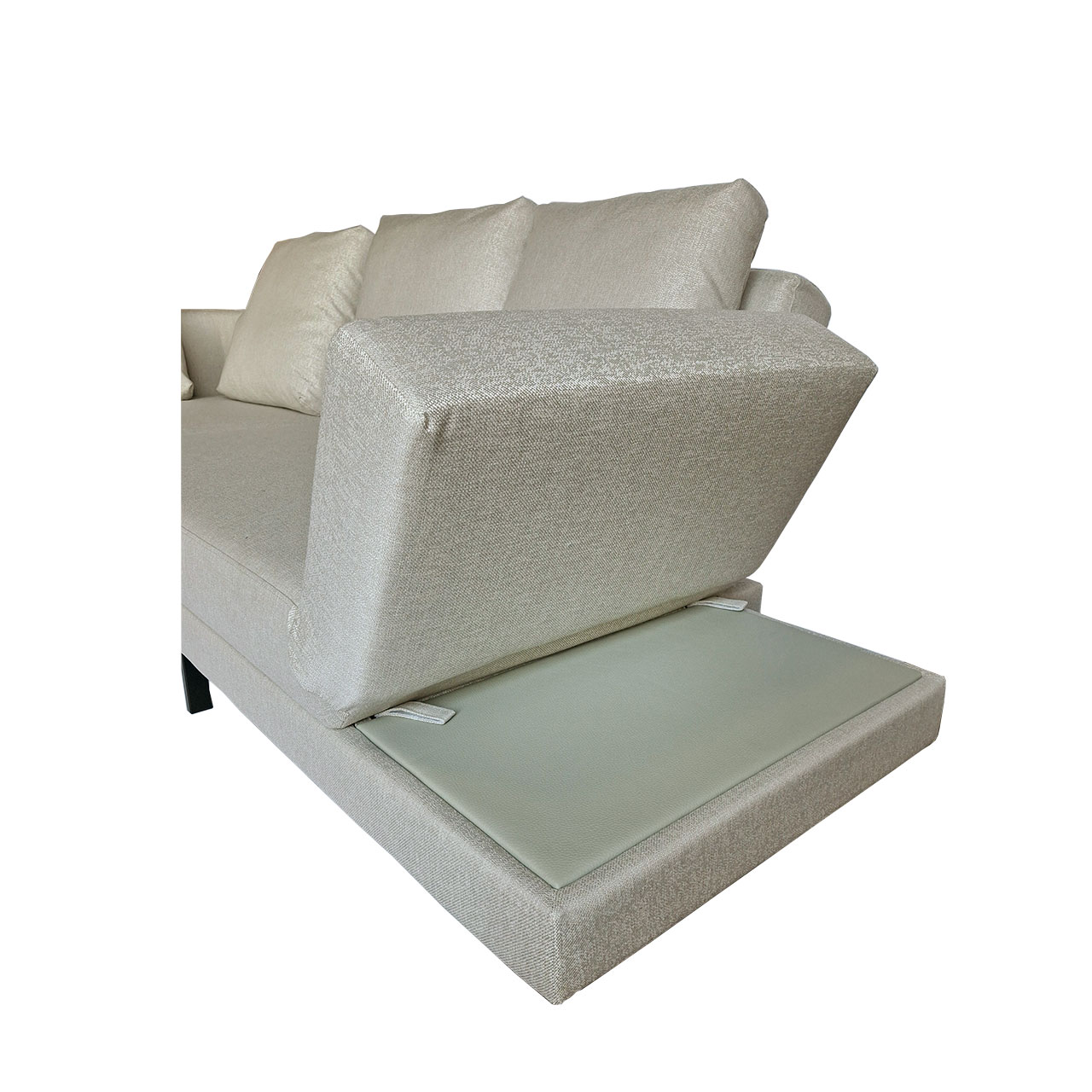 Detailsicht Multifunktionssofa four-two : Die Armlehne rechts ist halb aufgestellt. Darunter ist eine lederbezogene Ablagefläche zu erkennen.