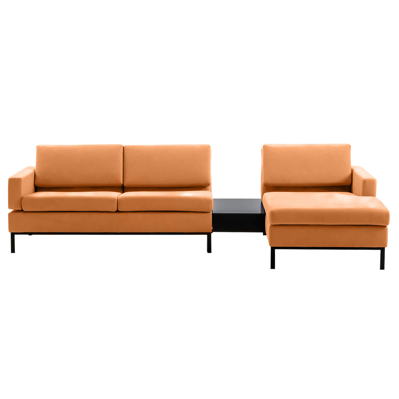 Garnitur in orangenem Leder mit Longchair rechts und einem Einhängetisch zwischen Longchair und Anstellsofa.