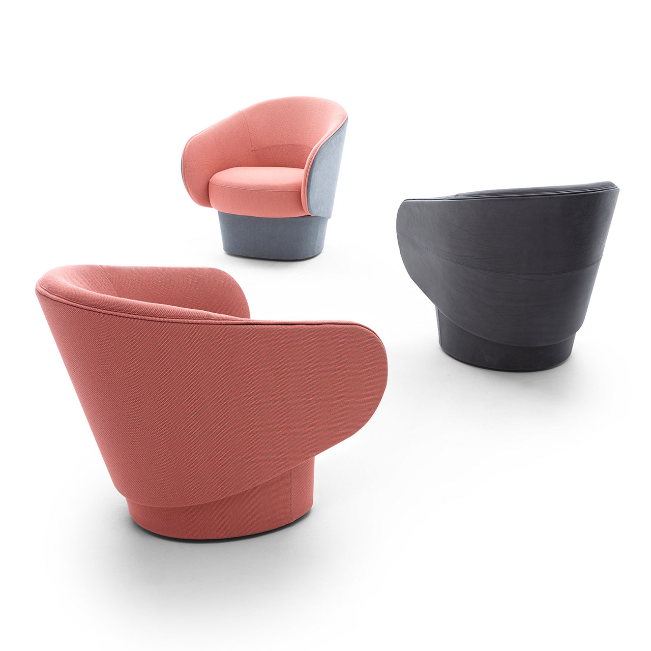 Zwei einfarbige und ein mehrfarbiger Sessel