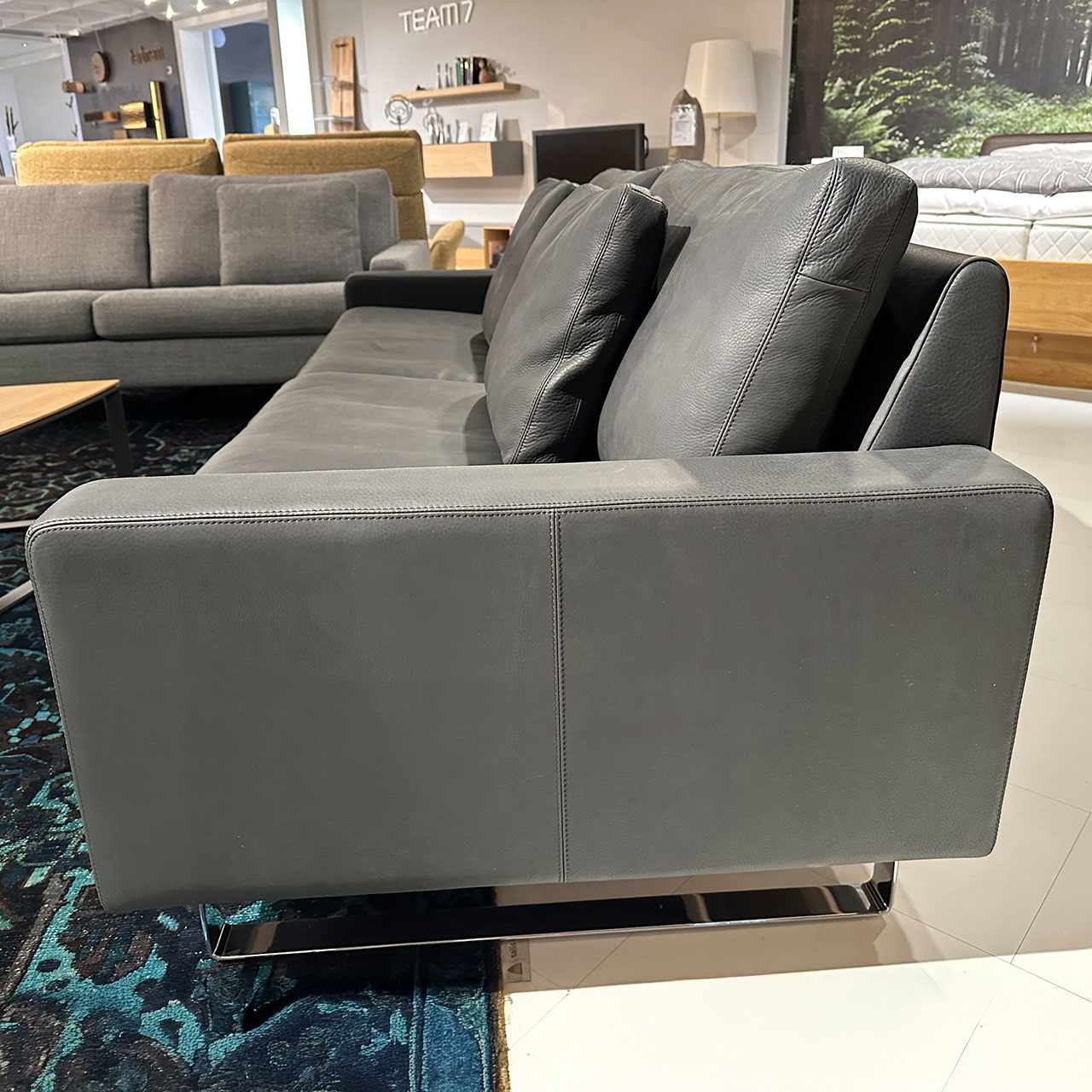 Gleiches Sofa von der Seite, Kufe Chrom ist deutlich sichtbar.