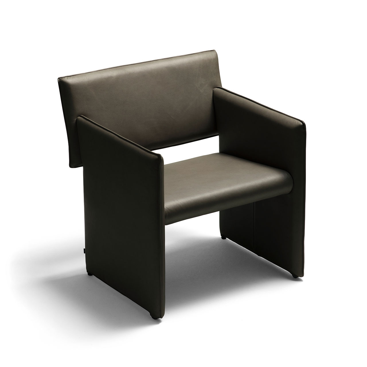 Sessel bestehend aus vier rechteckigen Elementen, die Sitzfläche, Rücken und Seitenwangen darstellen.