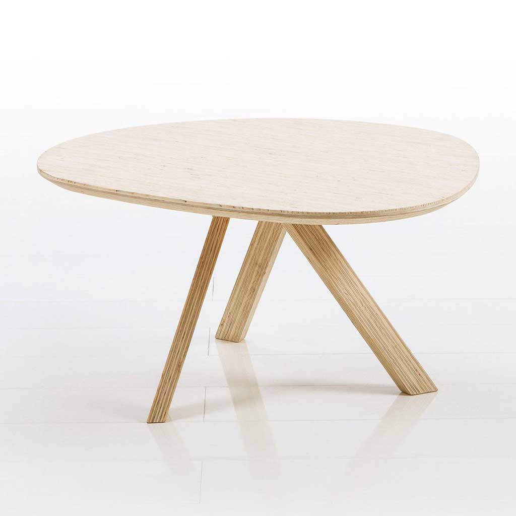 Beistelltisch in heller Eiche mit ungleichmäßig gerundeter Tischplatte. Der Tisch hat drei Beine. 