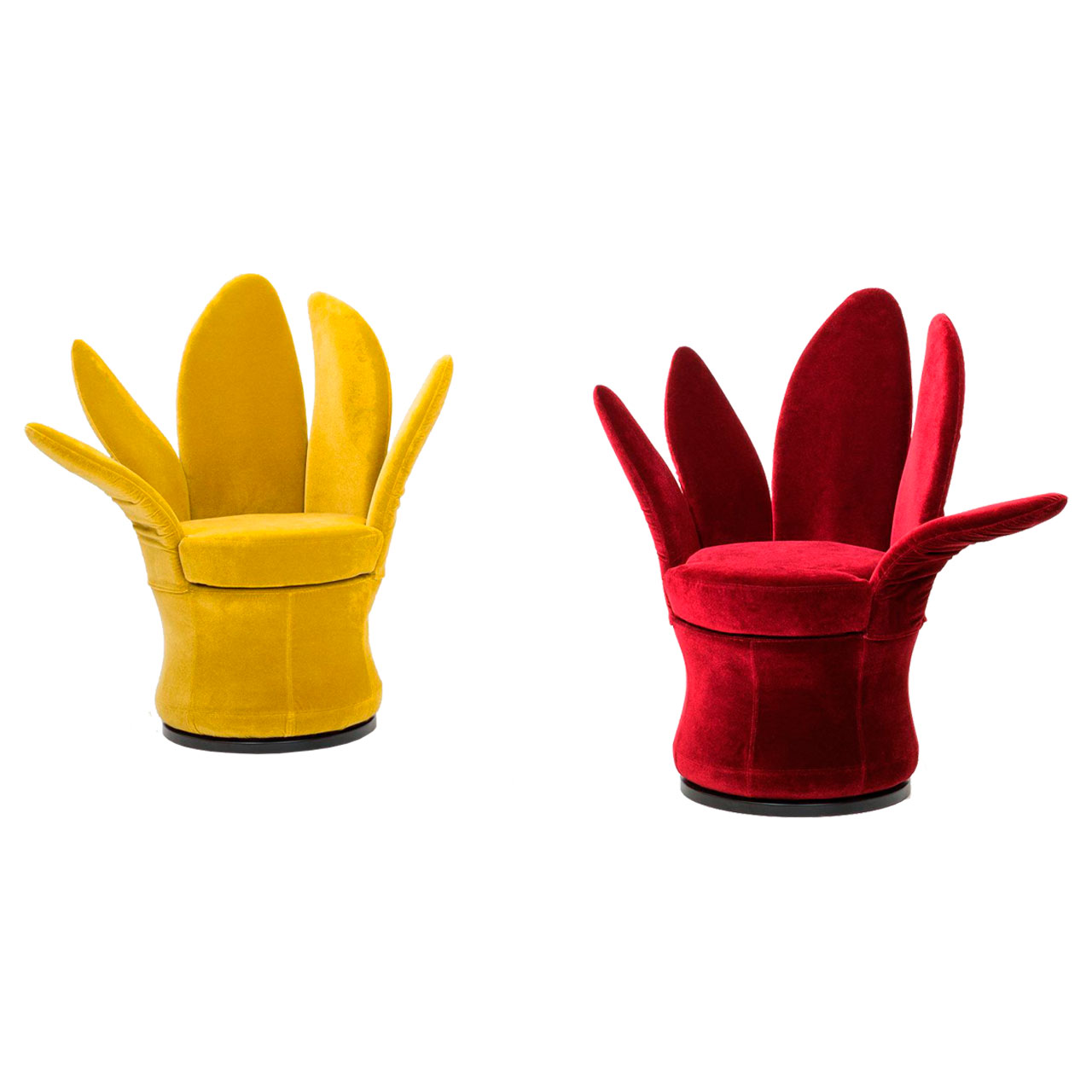 Zwei Sessel in gelbem und in rotem Stoff. Die Sessel haben eine runde Sitzbasis und einen weißen Drehteller. Die Arm- und Rückenlehnen bestehen aus je fünf blattartige Elementen, so dass sie an Blüten erinnern.